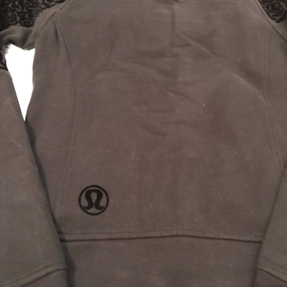 Nwt lululemon Floral flock pullover black size 2 - Picture 8 of 8